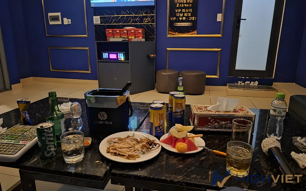 테이블 위 음식과 음료