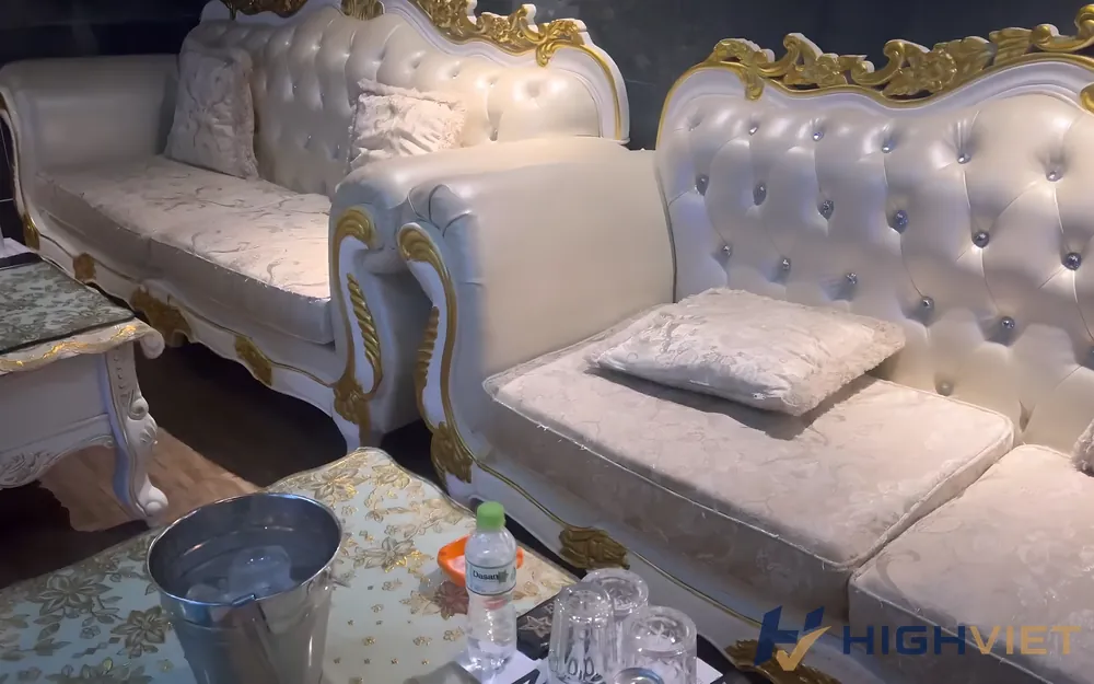 금색 장식이 있는 고급 소파