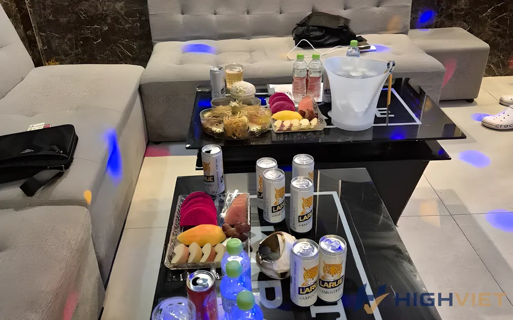 음료와 과일 테이블