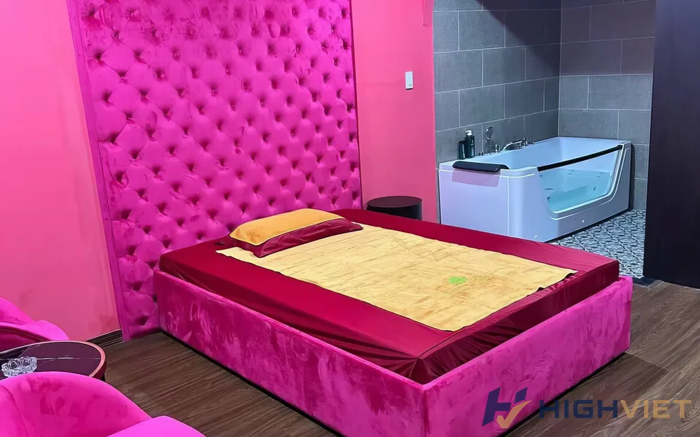 분홍색 침실과 욕조