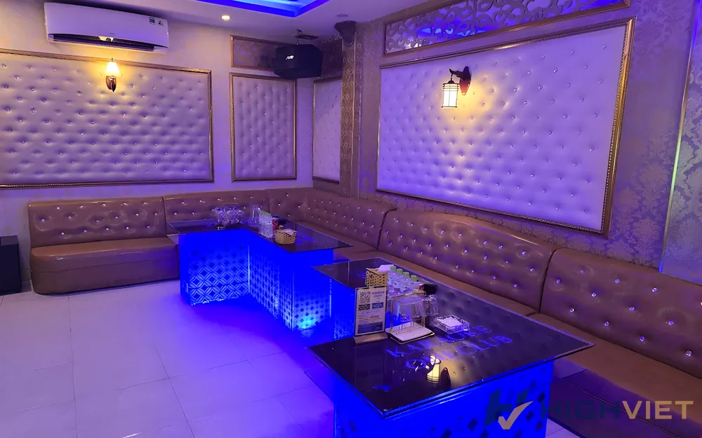 노란색 조명이 있는 KTV 방