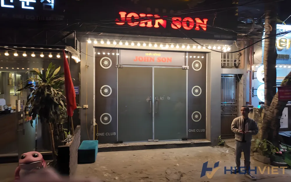 저녁에 본 건물 입구