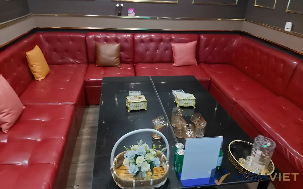 빨간 소파가 둘러싼 가라오케 공간