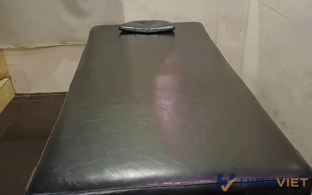 검은색 마사지 침대 모습