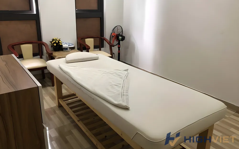 마사지 침대와 의자가 있는 방
