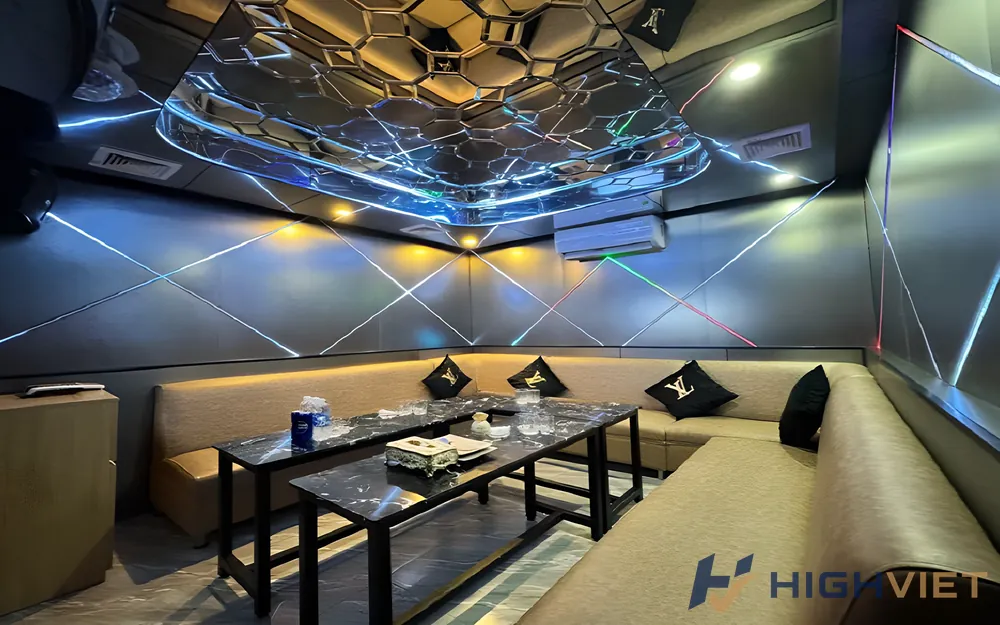 조명과 반사지면으로 꾸며진 KTV 방