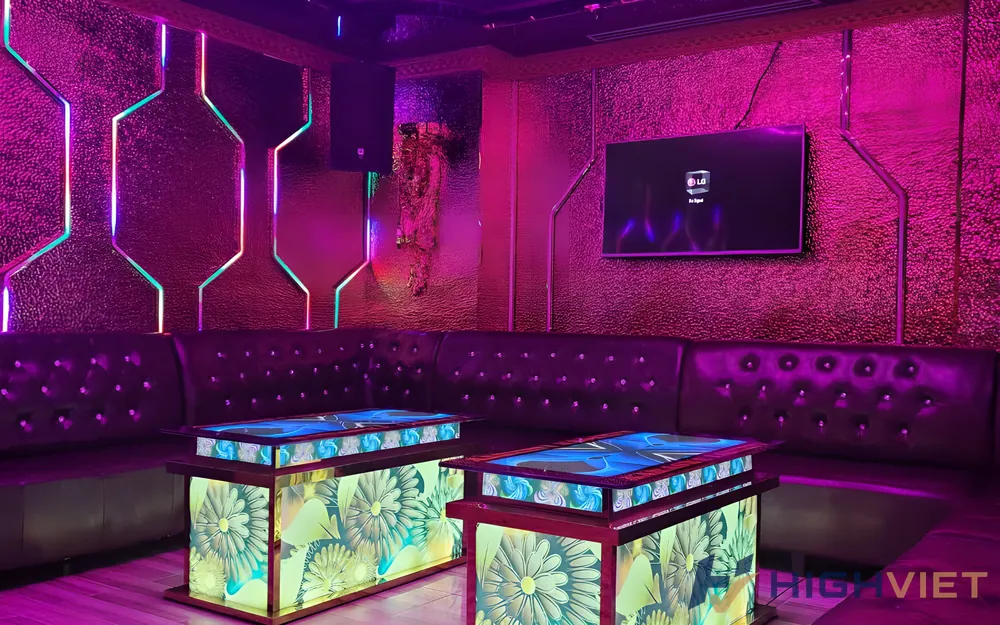LED 테이블이 놓인 룸