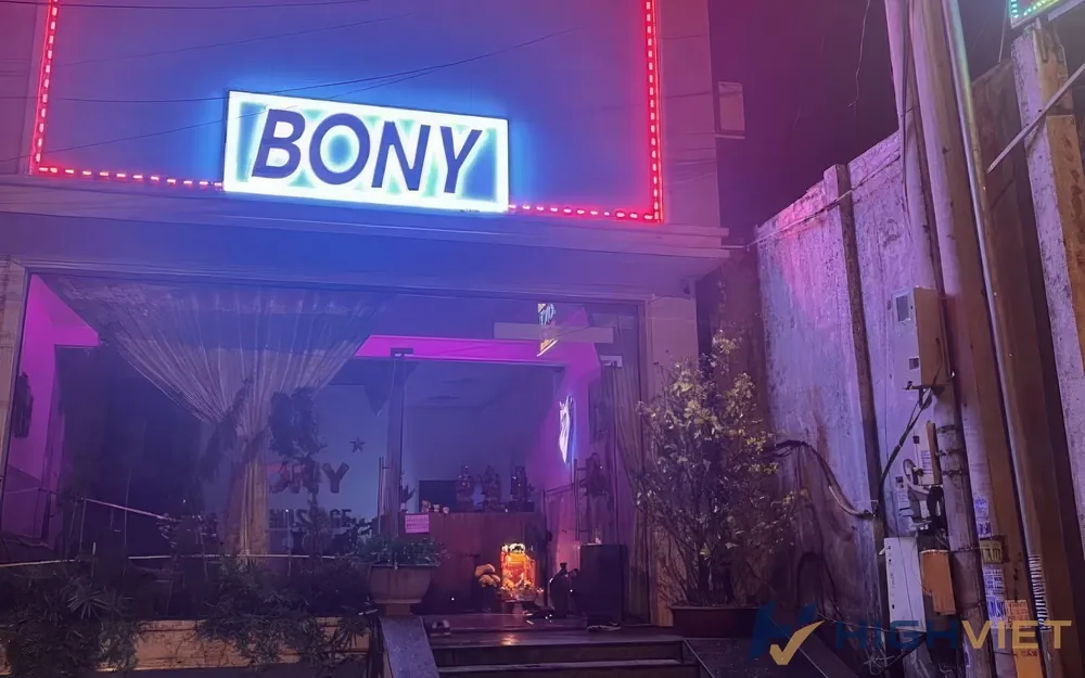 밤에 켜진 BONY 간판